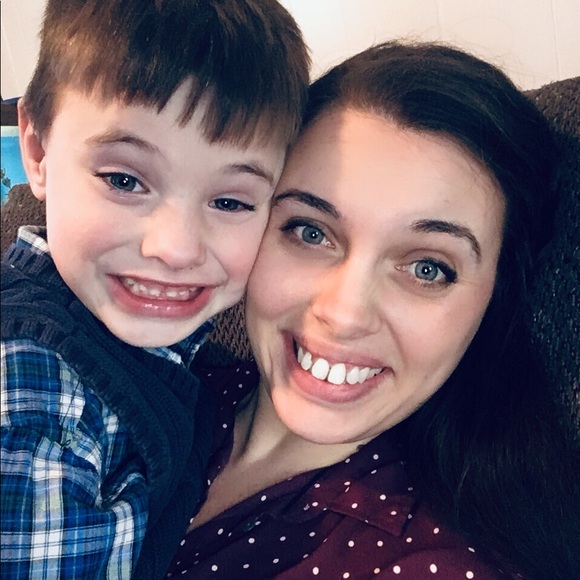 Meet your Posher, Britney - Picture 2 of 6